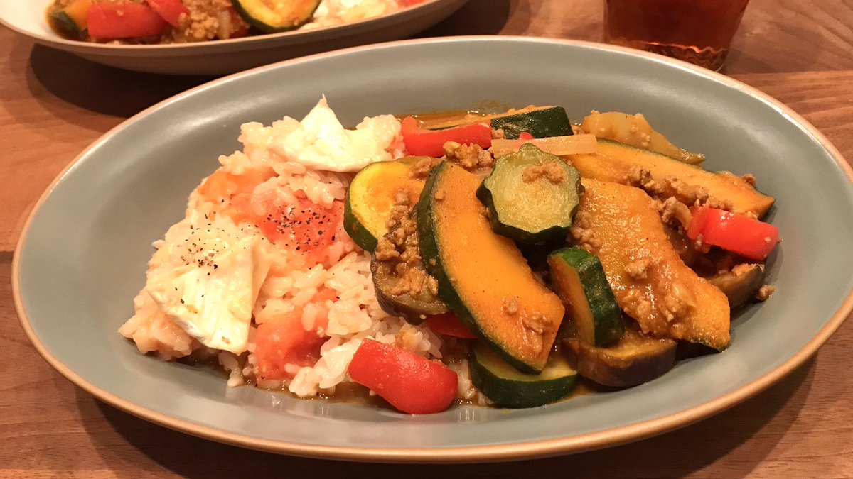 mainooyatsu's tweet photo. カマンベールとトマト炊き込みに夏野菜のさらさらカレーを合わせると最高でした🍅 https://t.co/0zHnbyhF7A