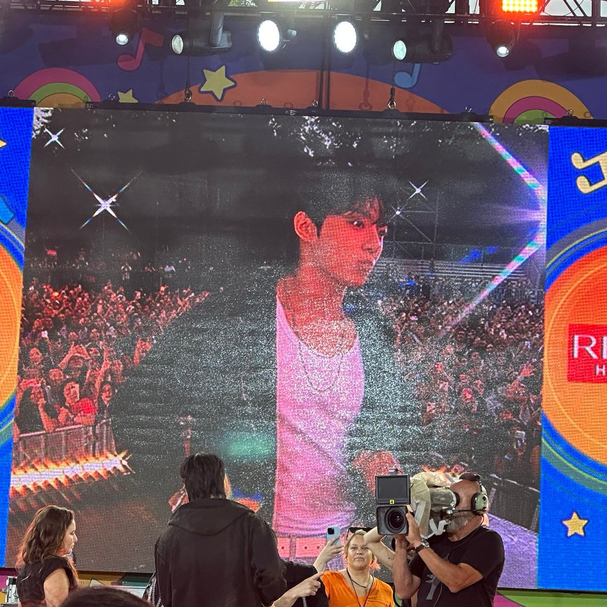 winnttaebear's tweet image. SEVEN LIVE TODAY ON GMA
JUNGKOOK ON GMA
#JungKookOnGMA