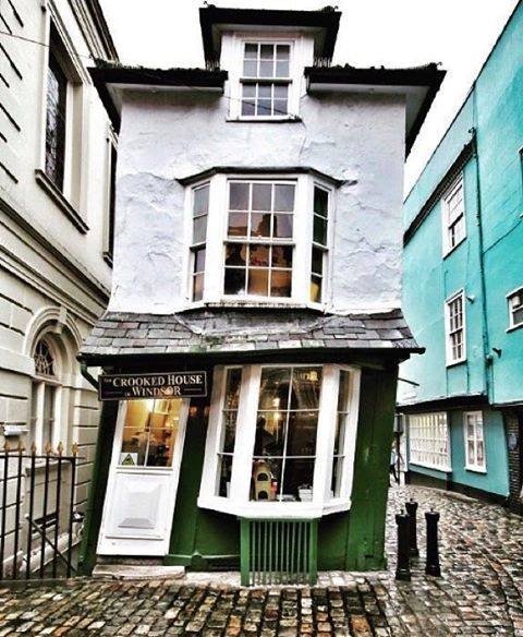 CuriosMuseum's tweet photo. The Crooked House of Windsor, the oldest Teahouse in England -- original building constructed, 1592. https://t.co/0lQlw7nS5E