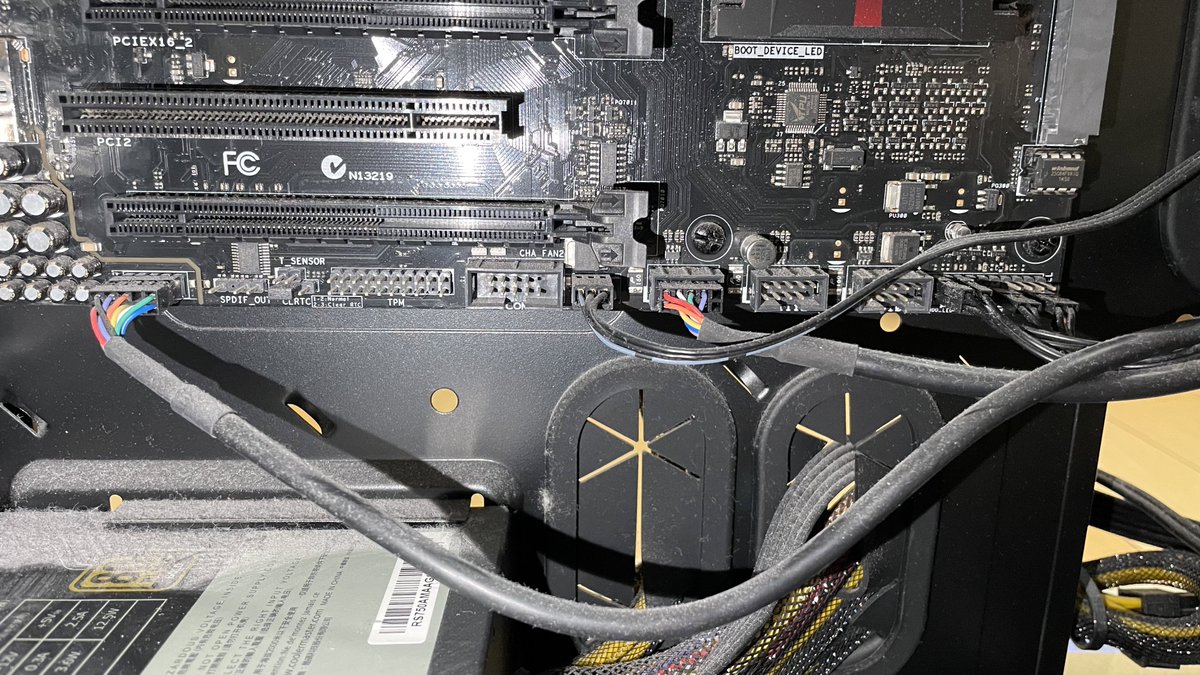 7_Sayuna_xx's tweet image. 10年間、Noメンテ&amp;amp;掃除で動き続けてくれた先代PCの大掃除。
グラボも保証なんてとっくに切れてるので分解して基盤・ヒートシンクまで全て掃除。
最後に配線を見直しながら元に戻して終了。
10年分の埃は凄まじかった。