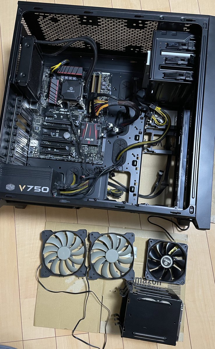7_Sayuna_xx's tweet image. 10年間、Noメンテ&amp;amp;掃除で動き続けてくれた先代PCの大掃除。
グラボも保証なんてとっくに切れてるので分解して基盤・ヒートシンクまで全て掃除。
最後に配線を見直しながら元に戻して終了。
10年分の埃は凄まじかった。
