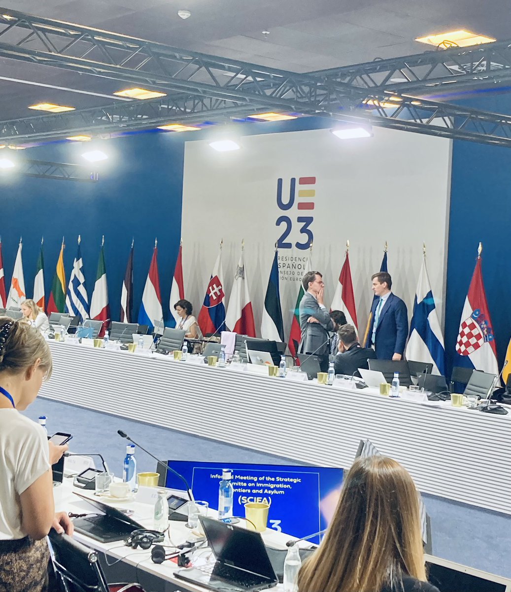 Very useful discussions among others on the possible prolongation of temporary protection and concrete ways forward on the situation of people displaced by the war in #Ukraine, and a European approach to return decisions at the informal meeting of the #SCIFA committee 🇪🇸🇪🇺