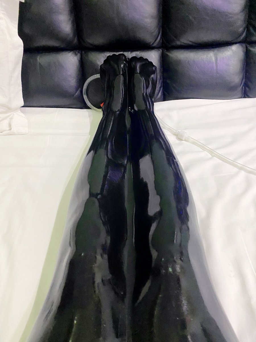 GazerBlade's tweet photo. #latex #vacuum #真空睡袋 #真空乳胶睡袋 #vacuumsleepingbag #胶衣 #乳胶衣 #真空床 #真空 https://t.co/YVLd6USfwa