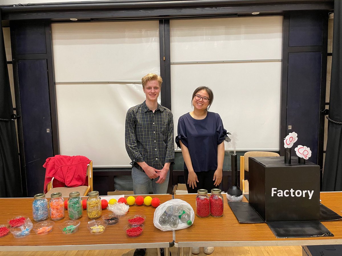 williamsgroupox's tweet photo. Last week the Williams group took part in the Building Bridges project with @ChemOutreachOxf, sharing our research into using waste and bio-derived sources to make sustainable polymers with visiting year 6 students! 💚 https://t.co/FqABKJikCk
