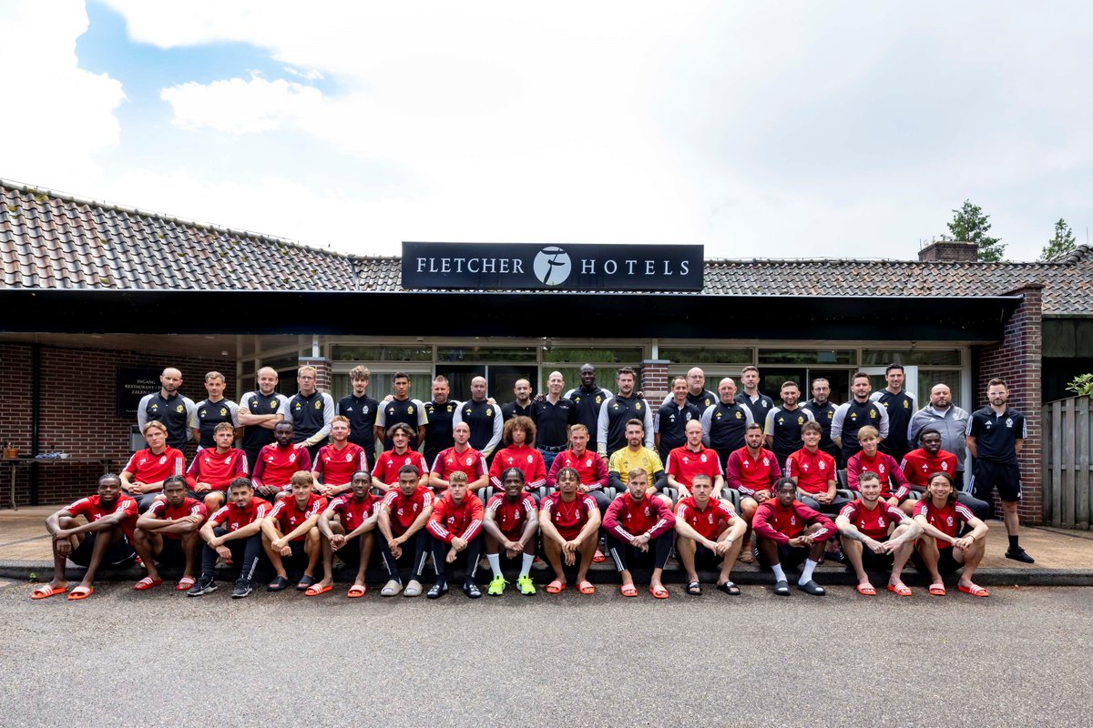 Groepsfoto met Standard de Liège <a href="/Standard_RSCL/">Standard de Liège</a> bij Hotel-Restaurant Victoria <a href="/HotelHoenderloo/">Fletcher Hotel Hoenderloo</a>

#trainingskamp #standaarddeliege #fletcherfootball #hoenderloo #voetbal #football  #RSCL #liege #trainingcamp #SummerCampRSCL #summercamp #fletcherhotelhoenderloo #picture #teampicture