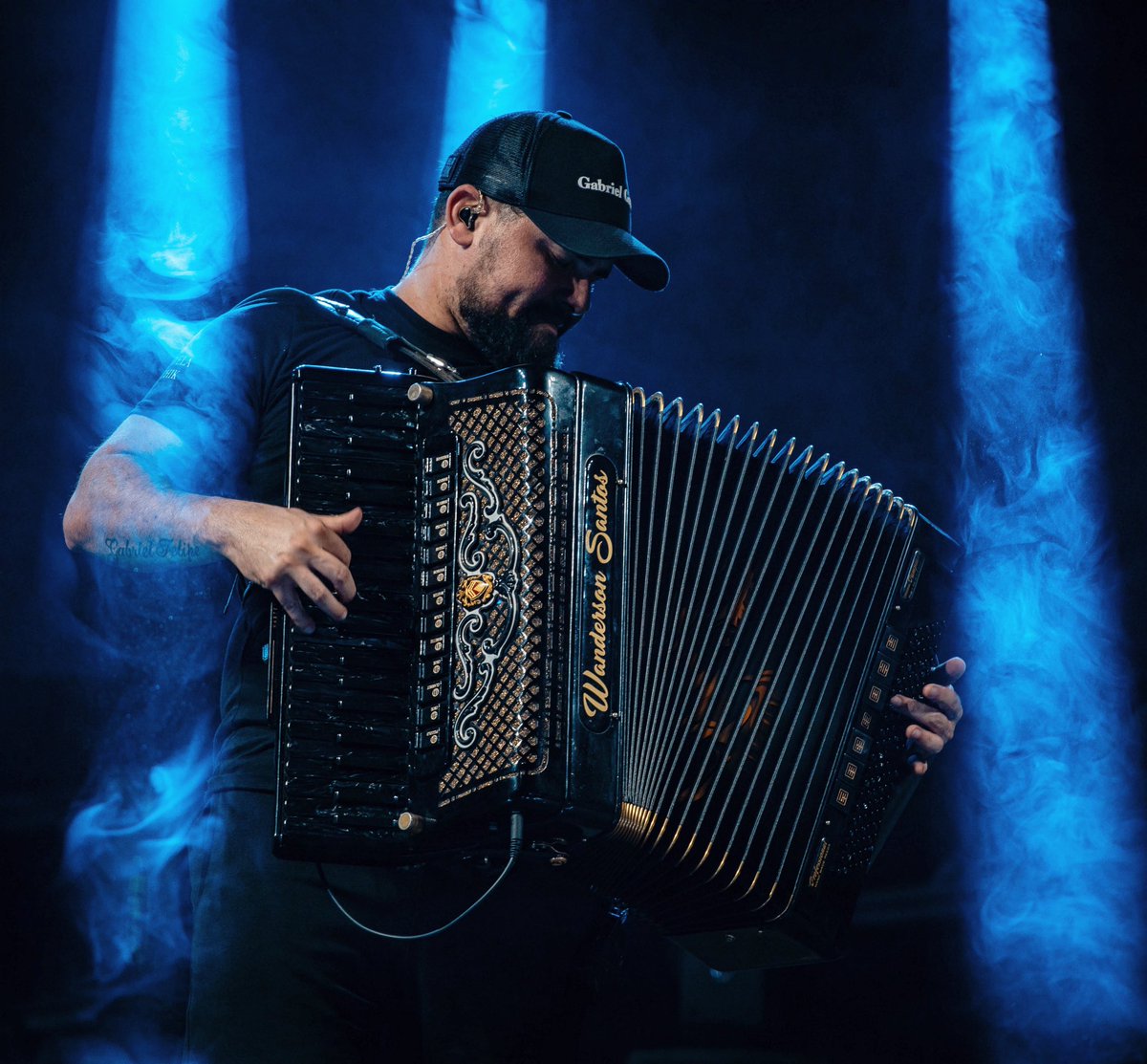 *
Aprenda a lutar sozinho.
Dependa de você mesmo.
É a sua vida.
Sua responsabilidade.
Suas escolhas.
Seu sucesso.
*
📸 <a href="/daniloanoni/">Danilo Anoni</a> Padrim 🙏🏻🪗
*
#resiliencia #cabecaerguida #umleaopordia #music #mylife #rec #job #work #workout #sanfas #gaita #sanfona #acordeon #keys #producer