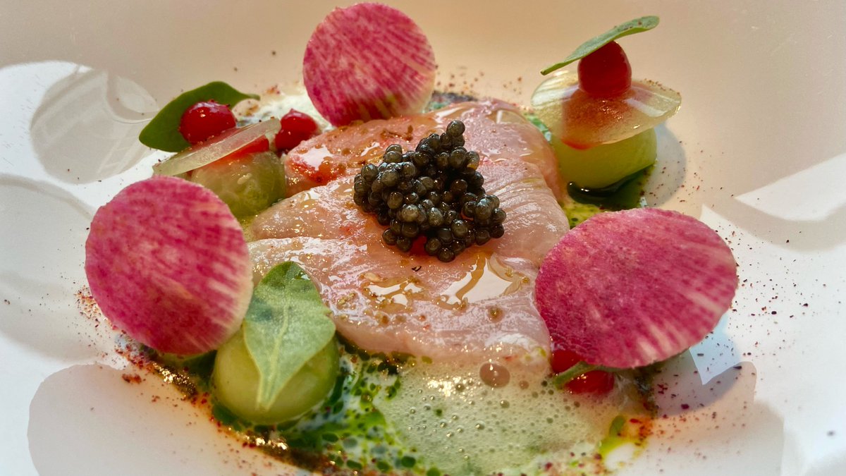 Sterrenrestaurant The Millèn bestaat 5 jaar en dat wordt gevierd! Er is een feestelijk menu samengesteld voor het jubileum. In het menu van chef Wim Severein onder meer Hollandse Nieuwe, onze favoriet yellowtail kingfish en pavlova met frambozensorbet >> debuik.nl/rotterdam/nieu…