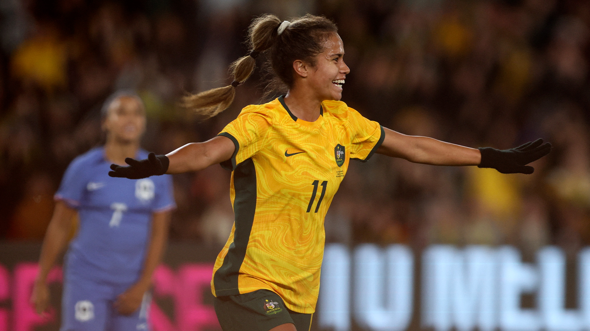 THE BREAKTHROUGH 🔥

Mary Fowler blows the roof off Marvel Stadium with the game's opening goal! 

 🎥: @10FootballAU
 
#AUSvFRA #Matildas”