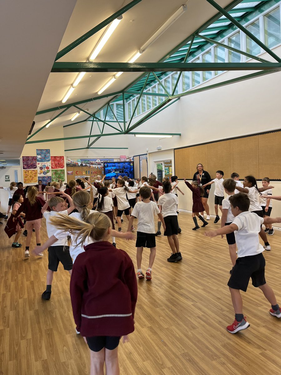 CFPSchool's tweet photo. Year 3 enjoyed taking part in the sponsored exercises with Paralympic rower Laurence Whiteley! 🚣🏻🏅🏆 @sports4champs @LEOsports7 @LaurenceW_GB https://t.co/cjOOJA8rdx