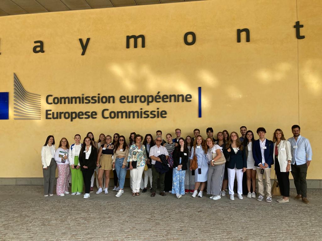 CE_PTrep's tweet photo. Vencedores da 2ª edição do #NextGenerationYOU, programa de conferências com as 🇵🇹Universidades de Aveiro, Évora, Beira Interior, Minho e Coimbra sobre as 6 prioridades da @EU_Commission, aterraram em Bruxelas em visita às instituições🇪🇺, marcado pelo encontro com @ElisaFerreiraEC https://t.co/e5IGP51f0w