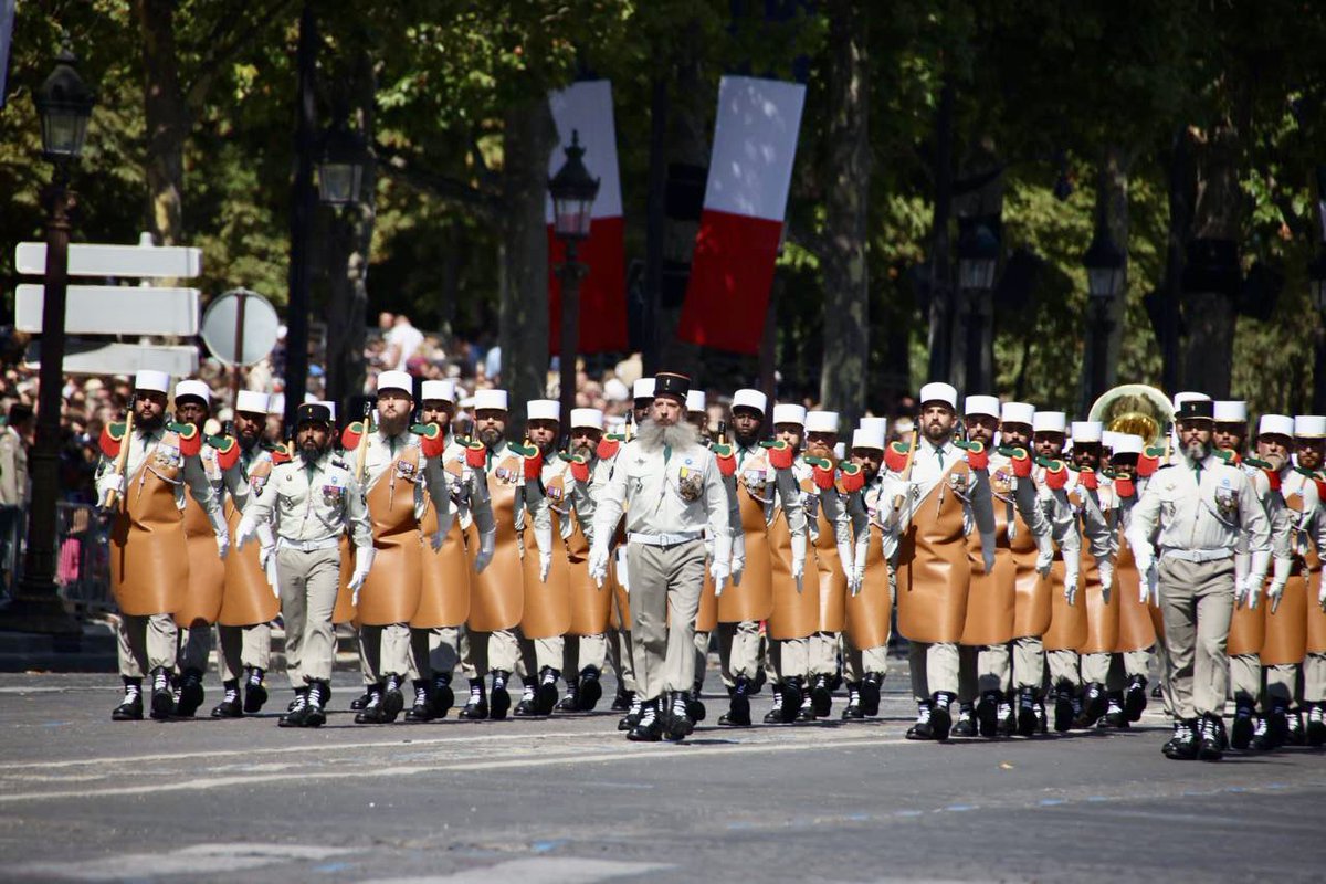 Chaque 14 juillet, la Nation se rassemble, unie et fière, devant ses armées. 🇫🇷

Chaque année, la même émotion devant les troupes défilantes.

La Nation honore leur engagement et pense en ce jour singulier, aux familles endeuillées et aux blessés.