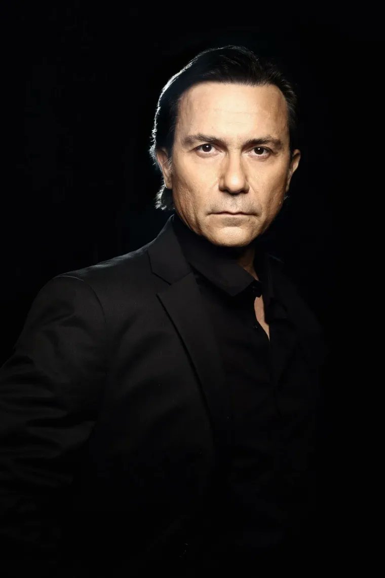 AspasiaAndr's tweet photo. #sasmos Ρε είναι δυνατόν; Φεύγει αυτή η ηθοποιάρα και μπαίνει αυτός ο μπαγλαμάς ; Πάτε καλά ; https://t.co/RInCbx6Hxc