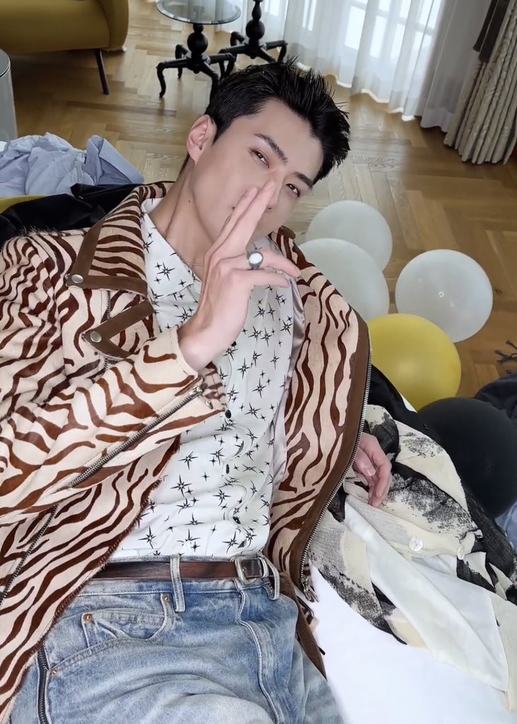 milkteus's tweet photo. WHAT IS THIS BEHAVIOR OH SEHUN https://t.co/mssZTh6gt6