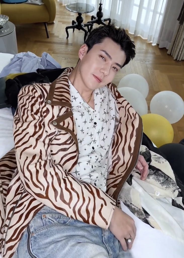 milkteus's tweet photo. WHAT IS THIS BEHAVIOR OH SEHUN https://t.co/mssZTh6gt6