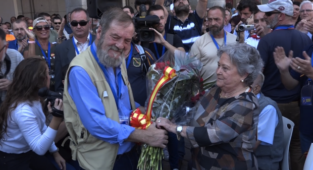 PlataformaMill1's tweet photo. El teniente coronel #Recena te arrastraba, al igual que lo hacía aquel que fundó esta centenaria Legión. Cuando pasó a la reserva, declinó del merecido descanso después de su trayectoria, y...sin contar los días, ni los meses, ni los años, continuó sin quejarse de la fatiga. https://t.co/dmYWu3Yl1E