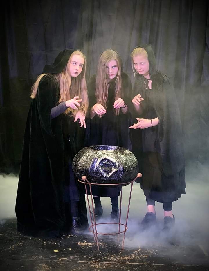 CorbridgeMiddle's tweet photo. Congratulations to the cast of Shakespeare's 'Macbeth' who performed both at Northern Stage and in school as part of the RSC Associate Schools programme! We couldn't be prouder of your dedication to rehearsals, enthusiasm and resilience throughout the process! Bravo! #CMSarts π https://t.co/u42GIoTSK4