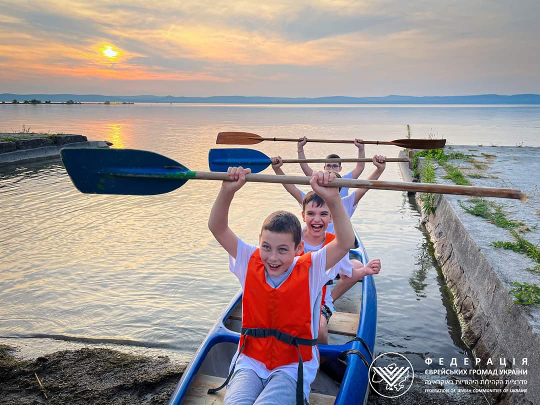 FJCU's tweet photo. Escape to a safe and secure environment at #Machne_Chabad, a kosher summer family #camp situated on the beautiful shores of Lake #Balaton in #Hungary.
Created by #FJCU and #EMIH, this camp offers a supportive community for refugees displaced by the tragic war in #Ukraine https://t.co/NxRMCBm1sc