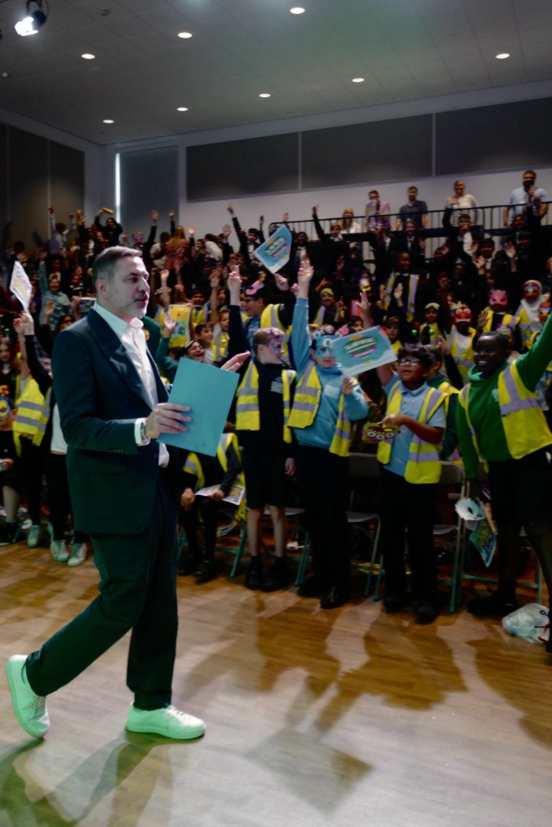 davidwalliams's tweet photo. David in action @RoundhaySchool today. https://t.co/M0qE41NntX