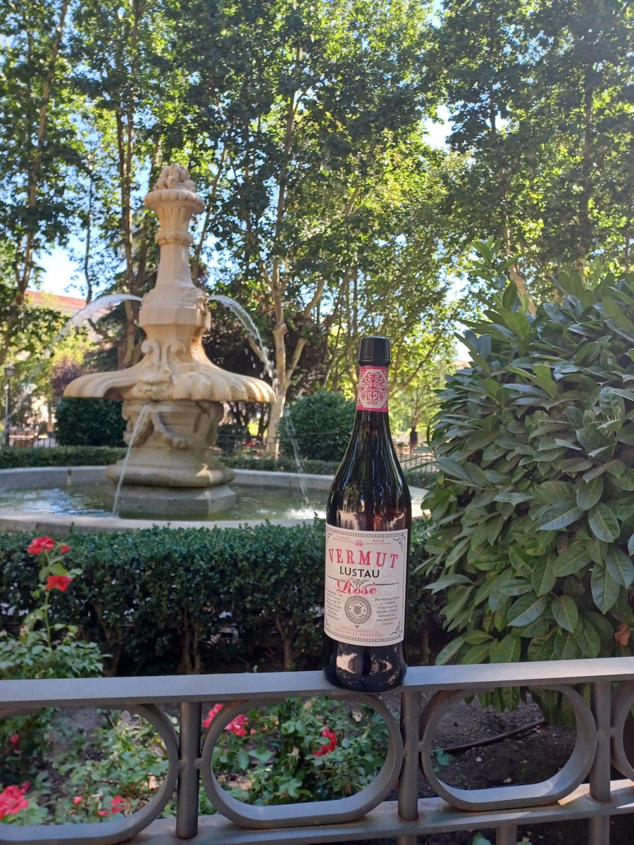 ¡Hoy viernes nos refrescamos de nuevo por cortesía de @BodegasLustau con su vermut rosado!
Esta tarde degustaremos en la tienda esta delicia elaborada con base de fino, moscatel y tintilla de rota.
¡Bienvenidos!
#salud #winelovers
#lustau #vermut #rose #rosado