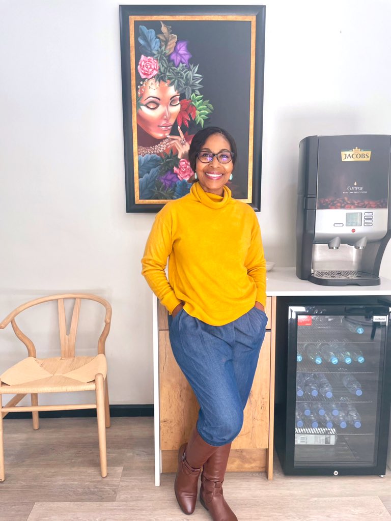 mbele_lnb's tweet photo. A morning surrounded by beautiful people & pretty things. Sharing smiles & hugs with the First Lady of Rugby broadcasting ๐๐บ@MotshidisiM and the African woman bossing the international comedy stage ๐ญ๐ @celestentuli plus the artworks in the foyer at my dentist ๐ฆท #ThincClinic https://t.co/3QooxR6DWa