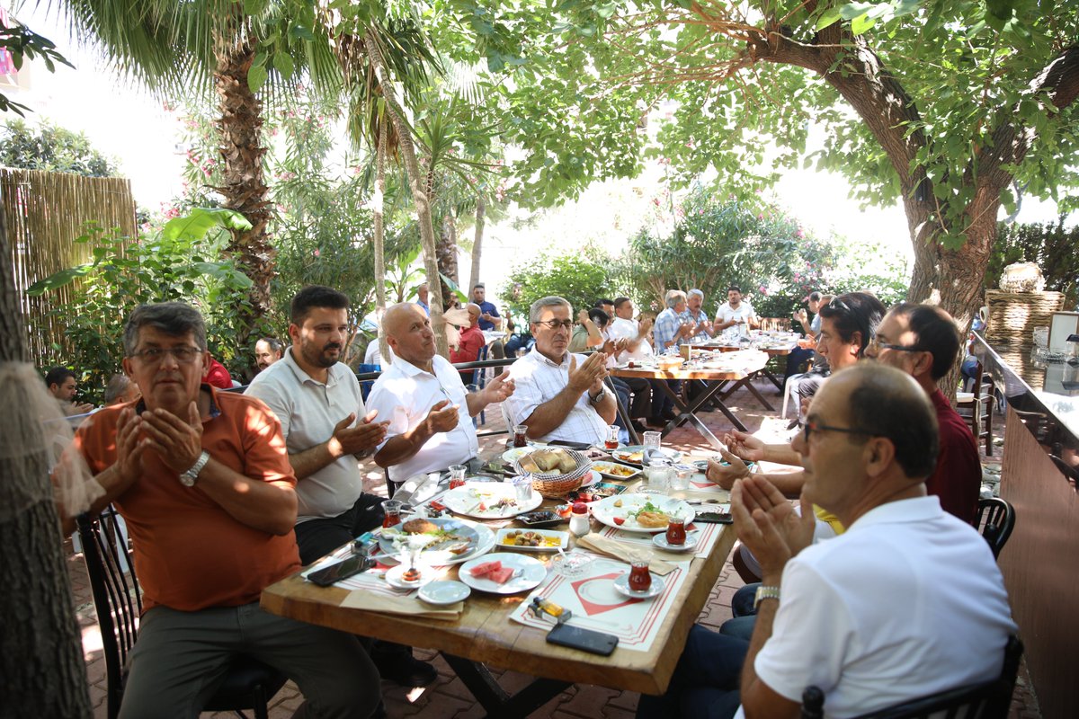 AdemMuratYucel's tweet photo. Muhtarlarımızla birlikte Bilal Korkmaz'ın yeni işletmesini ziyaret ederek 'hayırlı olsun' dileklerimizi ilettik. 

Bilal beye ve ekibine nazik daveti için teşekkür eder, bereketli kazançlar dilerim. https://t.co/ER125U3JME