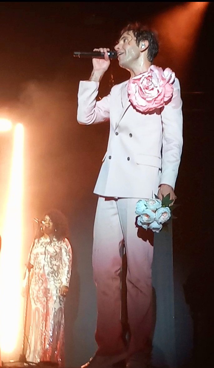 @FFannys63 @mikasounds @MikaFanClub what´s pretty the suits white