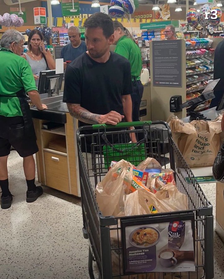 SportyBet's tweet image. Lionel Messi went shopping in Miami 🤩

Most of them didn&apos;t recognise the 🐐
#fridaymorning #GetSporty