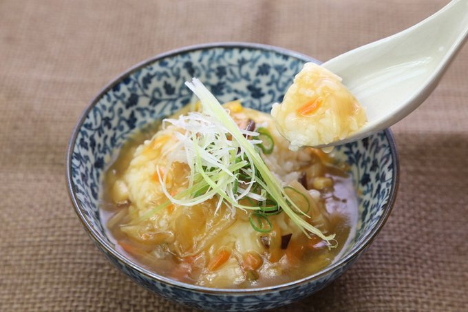 Daily life in Shanghai is great! 🌇✨ Coffee in style in the morning ☕️💄 Delicious Shanghai cuisine! 😋🥟