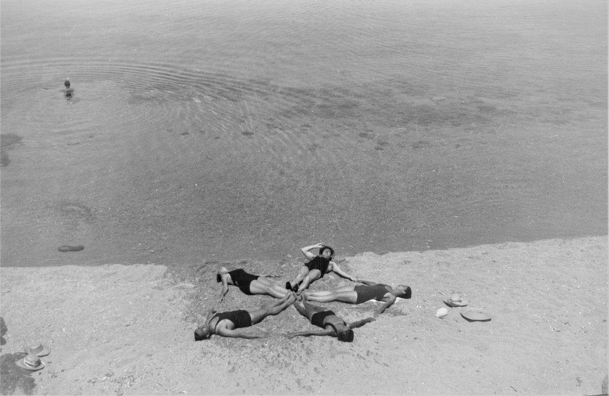 archeioBooks's tweet photo. ΜΥΚΟΝΟΣ 1932 - ΟΙ ΕΚΔΟΣΕΙΣ ΑΡΧΕΙΟ ΣΑΣ ΕΥΧΟΝΤΑΙ ΚΑΛΟ ΚΑΛΟΚΑΙΡΙ! (φωτο από το αρχείο των Εκδόσεων Αρχείο) https://t.co/ukTz2p0qE4