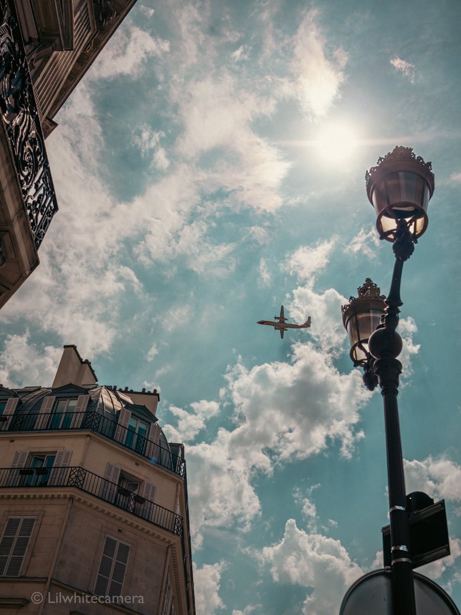 Lilwhitecamera's tweet photo. 📸#LilPhotoFriday
J'ai eu la chance d'avoir mon appareil photo le jour des répétitions la #PatrouilledeFrance (entre autre) pour le défilé du #14juillet à Paris 🇫🇷
Le nez en l'air et quelques "clic clic" plus tard... #BastilleDay https://t.co/MVfhiTBOGy