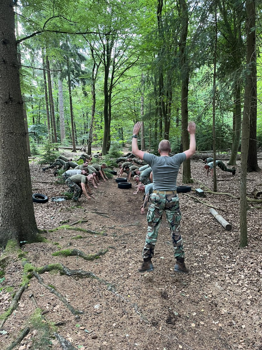 markbrouwer2010's tweet image. En we sluiten de week amfibisch en in stijl af! 

Mooi om met de club even te vlammen in de speeltuin. Ze gaan met wasnetjes weer vol stinkwas naar moeders toe!

#mariniers
#rammenmetjekadaver