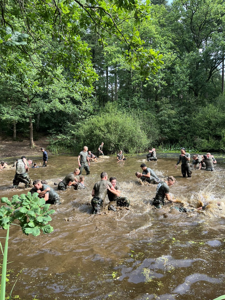 markbrouwer2010's tweet image. En we sluiten de week amfibisch en in stijl af! 

Mooi om met de club even te vlammen in de speeltuin. Ze gaan met wasnetjes weer vol stinkwas naar moeders toe!

#mariniers
#rammenmetjekadaver