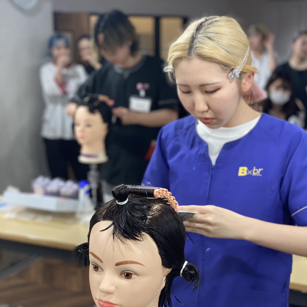 chibabeauty's tweet photo. 全国の姉妹校12校で日頃の技術を競う“Bxartコンテスト”の校内予選が行われました😍✨
👉実習服の色がそれぞれ分かれているのは、学科が違うためです⭐️
みんなお疲れ様😍✨
次は8月末に最終予選会が行われ、そこで代表者が決定します😆⭐️ https://t.co/CSTbLh7Szd