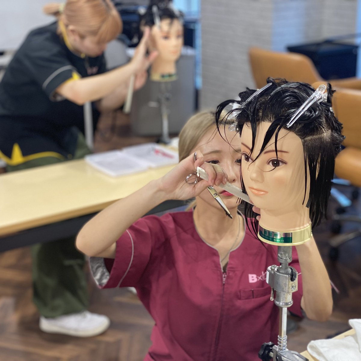 chibabeauty's tweet photo. 全国の姉妹校12校で日頃の技術を競う“Bxartコンテスト”の校内予選が行われました😍✨
👉実習服の色がそれぞれ分かれているのは、学科が違うためです⭐️
みんなお疲れ様😍✨
次は8月末に最終予選会が行われ、そこで代表者が決定します😆⭐️ https://t.co/CSTbLh7Szd