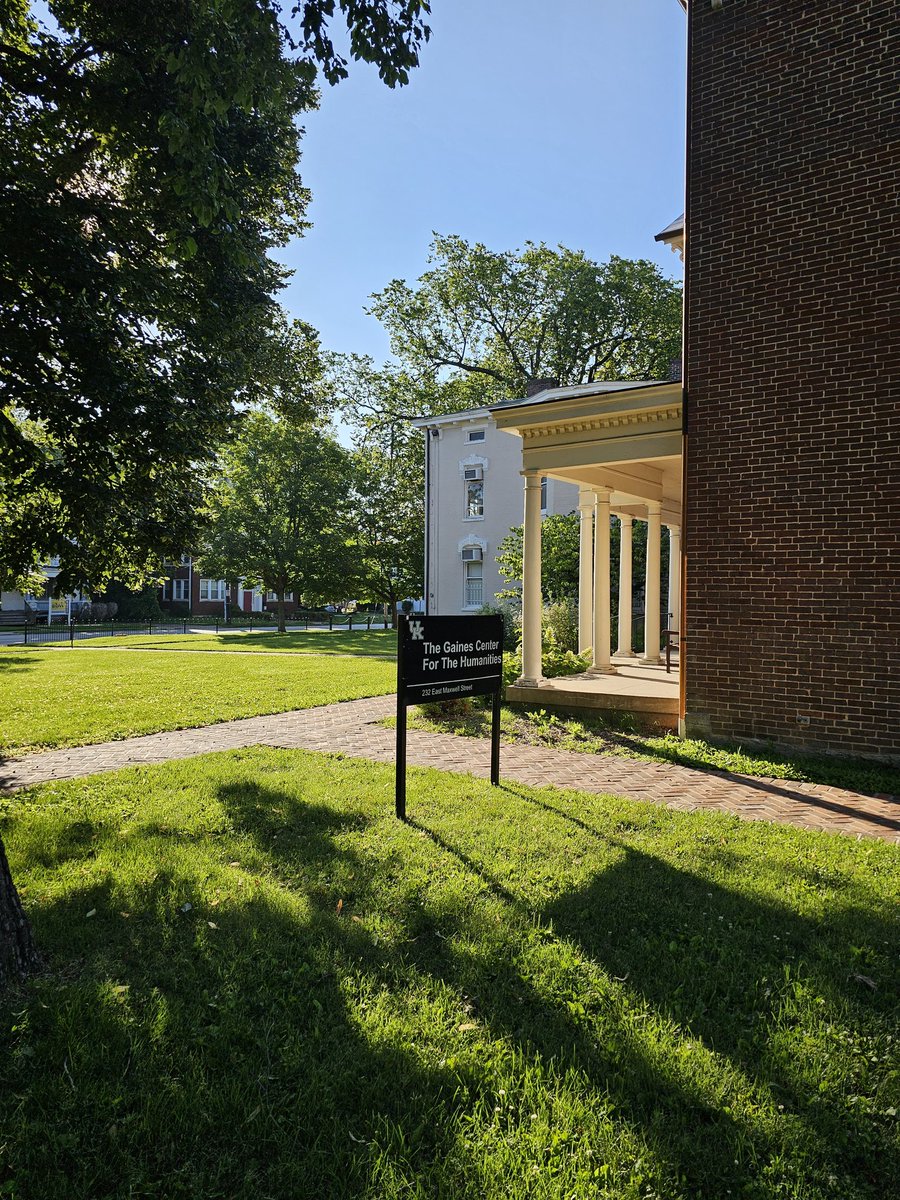 Happy Friday friends! What is something you're grateful for this week? For us, it's our amazing groundkeepers from the UK Physical Plant Division. Look at that gorgeous lawn 😍