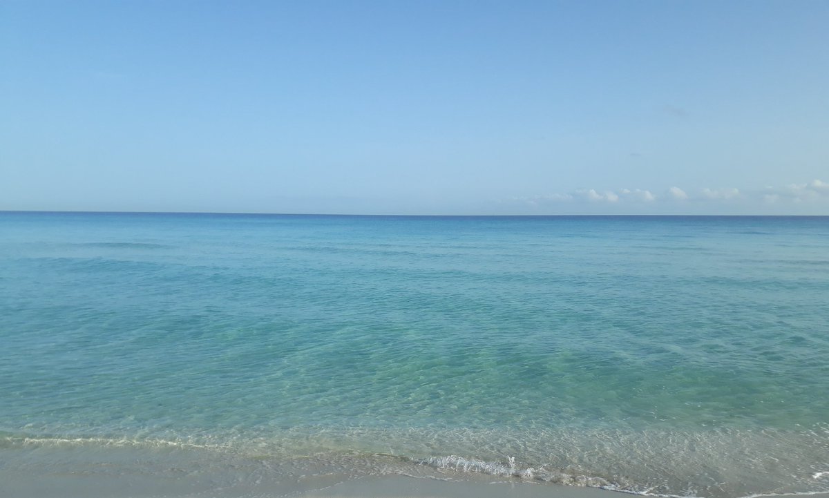 Buenos días #Cuba 🇨🇺
Un cielo tan azul como mi cielo es difícil de encontrar. Nos bloquean, más no su belleza. 

#MejorSinBloqueo