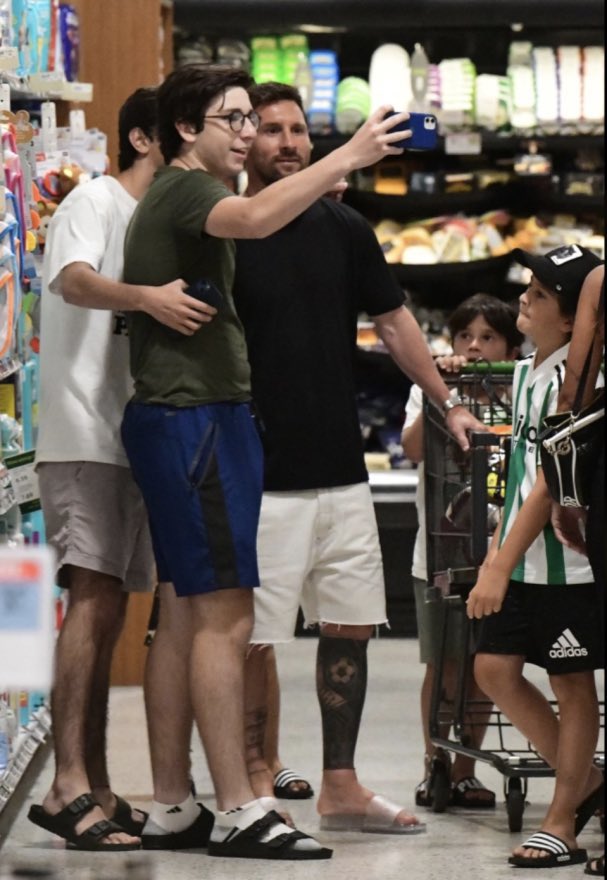 WeAreMessi's tweet photo. More photos of Leo Messi from a local super market in Miami! 🛒 https://t.co/nCgtFpXFPp