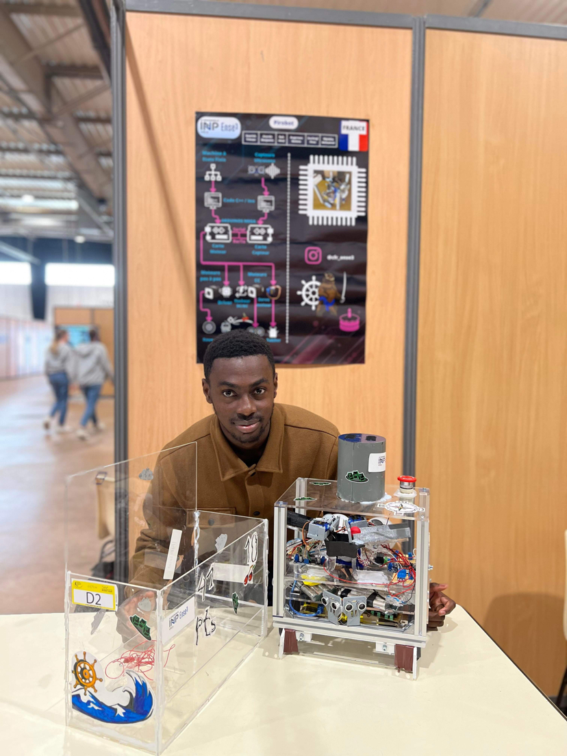 Félicitations à notre boursier #Ozavino Tristan pour sa participation à la 30ème édition de la Coupe de France de Robotique qui s'est tenue du 17 au 20 mai dernier à La-Roche-sur-Yon. 
Cette compétition, qui a réuni de nombreuses écoles d'ingénieurs et associations autour du