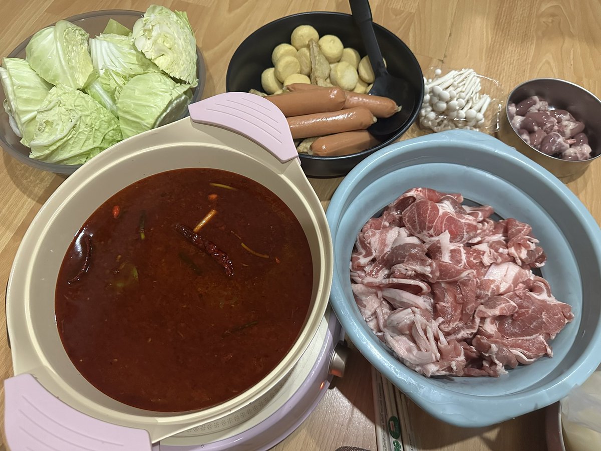 hbker07's tweet photo. ทำหม่าล่ากินเองที่บ้านอร่อยจริงๆ คือเอาดีๆ มันเสพมันติด แม่งกินที่ร้านทีละ 400+ พูดเลย y-y พอมาทำเองแบบ หารออกมาตกคนละไม่กี่บาทเอง แล้วจุกมากกกกก มันเยอะชิบหาย ทำไม่ยากด้วย ถามว่าเหนื่อยล้างมั้ย ส่วนตัวไม่นะ สะใจมากกว่า มันถูก55555555555555555555555 https://t.co/zmMuOWGf3w