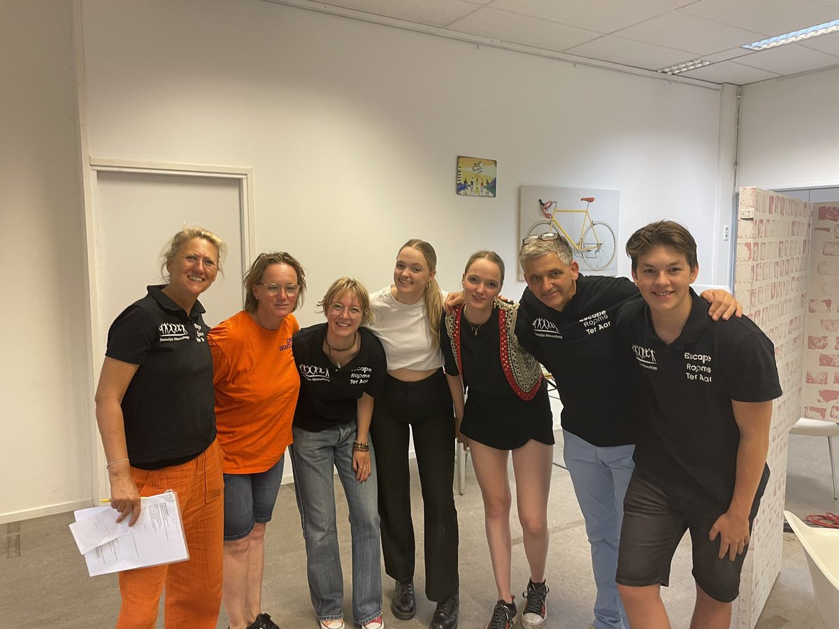 EscapeRoomTA's tweet photo. Kom jij bij ons een Escape Room spelen? Dikke kans dat je dan één van deze leuke mensen als begeleider krijgt! #escaperoom https://t.co/xxBbQf4pG1