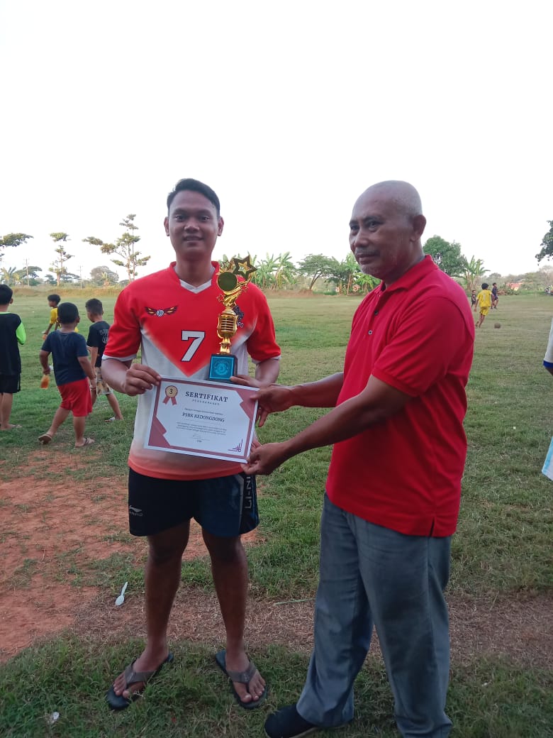 Alanrah98081457's tweet image. Alhamdulillah PSBK KEDONGDONG juara 3 Semoga Makin Semangat lagi mengejar Yang Lebih baik lagi Untuk Kedepanya ⚽👍🙂🤝
#PSBK 
@SahabatCirebon