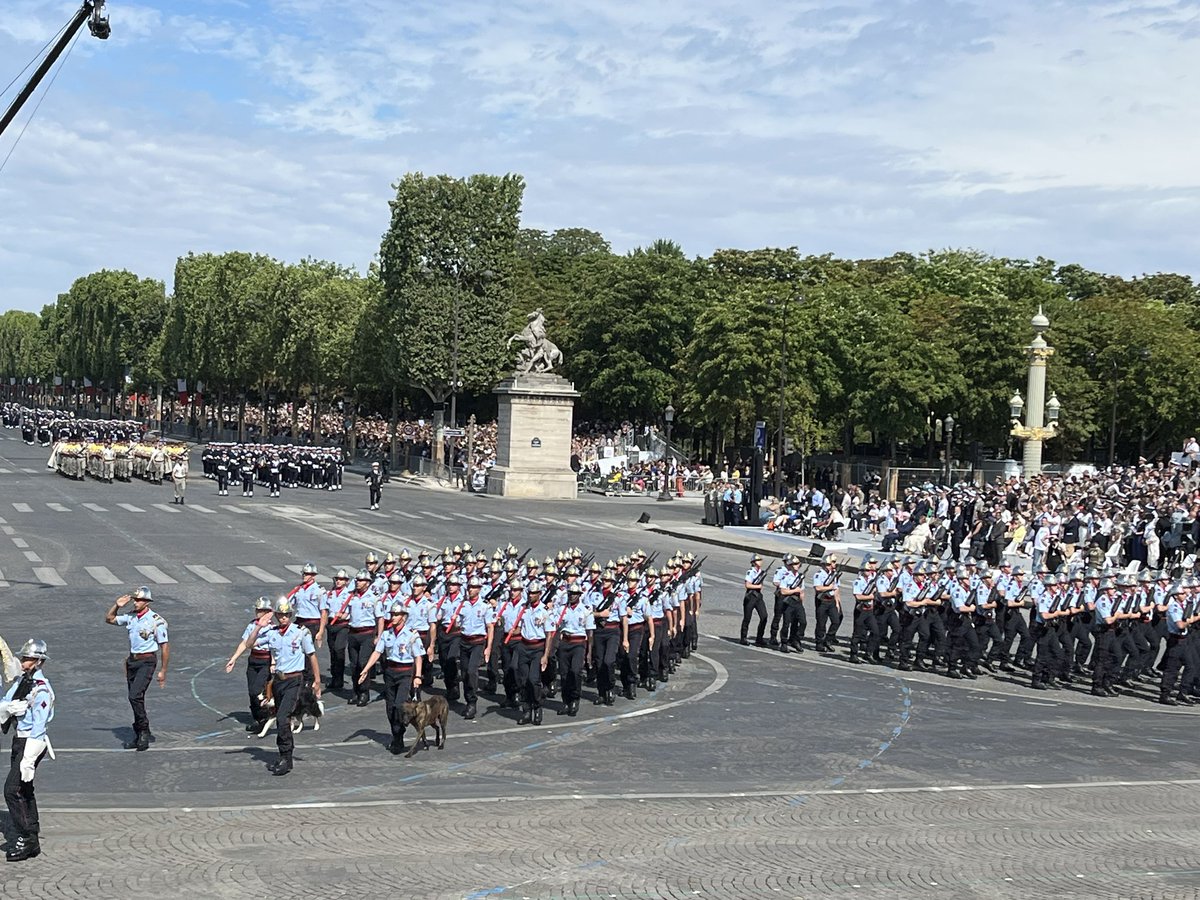 maudgatel's tweet image. Défilé du #14juillet particulièrement émouvant. 

Des volontaires du #SNU aux anciens résistants, toutes les générations rassemblées pour dire notre reconnaissance à nos forces armées.