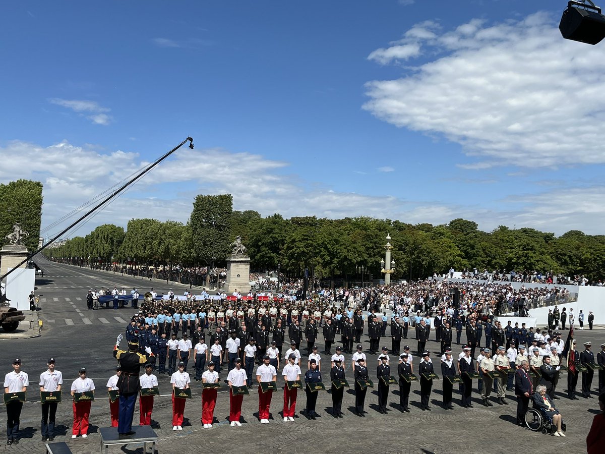 maudgatel's tweet image. Défilé du #14juillet particulièrement émouvant. 

Des volontaires du #SNU aux anciens résistants, toutes les générations rassemblées pour dire notre reconnaissance à nos forces armées.