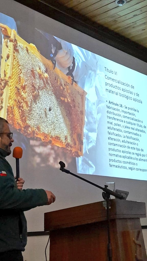 sagchile's tweet photo. En octubre 2023 entra en vigencia la Ley Apícola N°21.489 que promociona, protege y fomenta la actividad, en ese contexto @sagchile #Ñuble hizo difusión a grupo apícola #Copelec para informar sobre la relevancia de la Ley para el desarrollo productivo y estratégico del país. https://t.co/HIIHRE9VfW