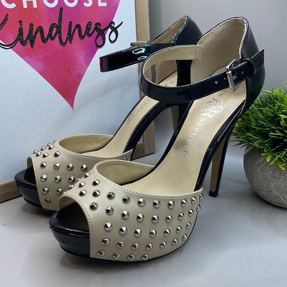 1stExperiences2's tweet photo. So good I had to share! Check out all the items I'm loving on @Poshmarkapp from @ShopChars #poshmark #fashion #style #shopmycloset #rockrepublic #aura #unbranded: https://t.co/tqrrVpSdTC https://t.co/8pt8LSJek1