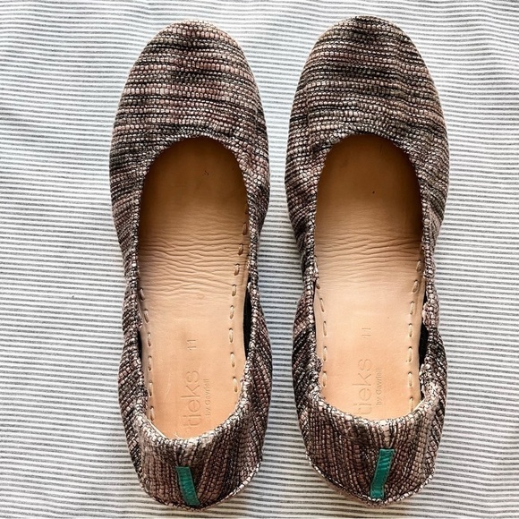 jaye_leon's tweet photo. So good I had to share! Check out all the items I'm loving on @Poshmarkapp from @ld23012 #poshmark #fashion #style #shopmycloset #tieks #citytriangles #slinkybrand: https://t.co/etUTgSy6Xu https://t.co/GK7dhGLW4g