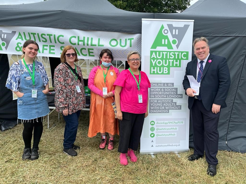 JasonForCroydon's tweet photo. Enjoyed meeting Beatrix  &amp; her mum Jill Finch who are crowdfunding for an autistic youth hub in Croydon @AutistYouthHub providing better work and social opportunities. Bea created this wonderful collection of postcard illustrations of Croydon landscapes which are available to buy https://t.co/cCQyKJp6RP