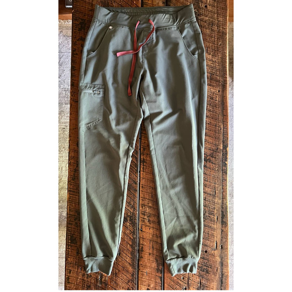 GIessenLinda's tweet photo. So good I had to share! Check out all the items I'm loving on @Poshmarkapp #poshmark #fashion #style #shopmycloset #wyatt #lululemonathletica #figs: https://t.co/cHYFaVvzt8 https://t.co/j59UMuas7K
