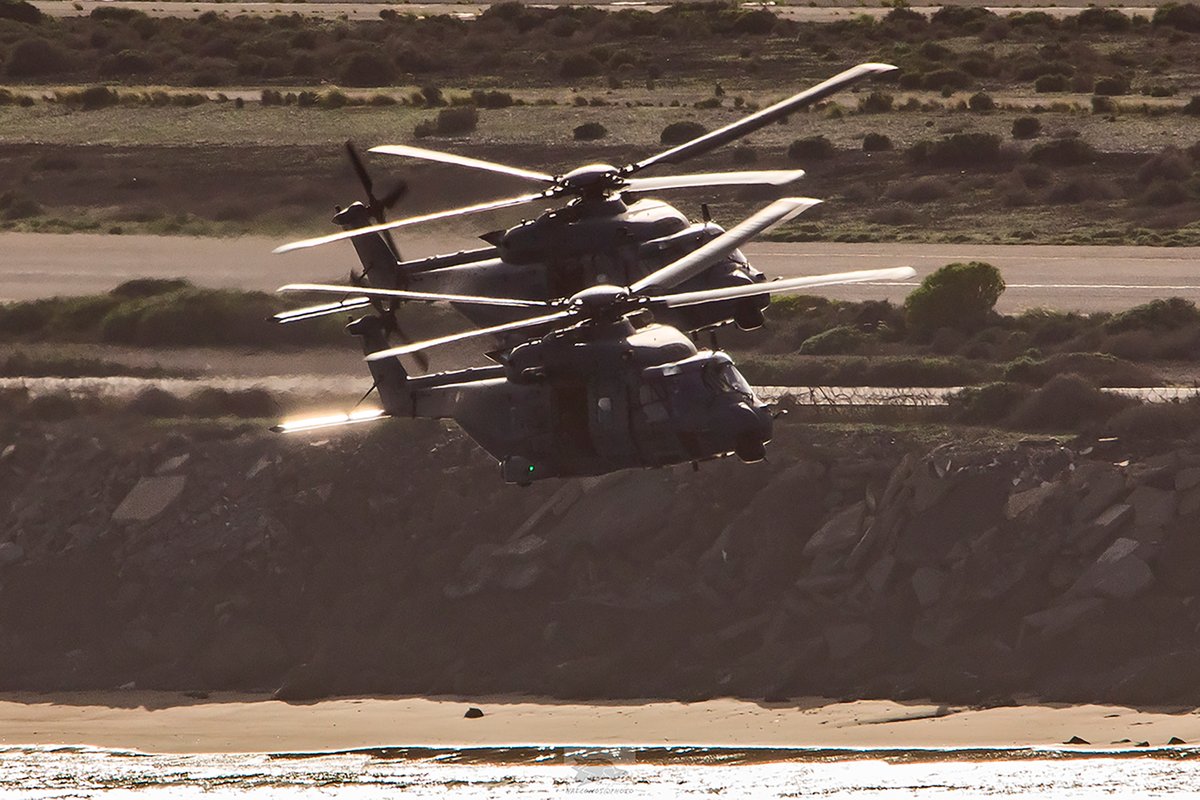 Como nos gustó volar por las islas 🇮🇨… hoy os traemos una de las fantásticas fotos que nos echó <a href="/Halcon05Photo/">HALCON05PHOTO</a> en aquellos días que nuestros #NH90Lobo 🐺 surcaban los cielos canarios .🚁 
<a href="/EjercitoAire/">Ejército del Aire y del Espacio</a>