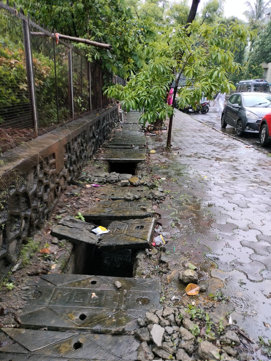 mysoremasaldosa's tweet photo. Gutters are laying open near Chacha Nehru Park In Versova Metro Station which poses great threat to citizens. I request @mybmc to take Quick action https://t.co/JiV47oOMSs